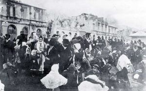 Persone in strada dopo il terremoto di Messina, 1908