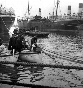 Soccorritori inglesi prestano aiuto dopo il terremoto di Messina, 1908
