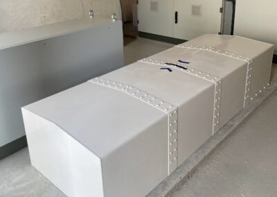 Carter rivettato di un Active Mass Damper ISAAC installato nel sottotetto di un edificio residenziale