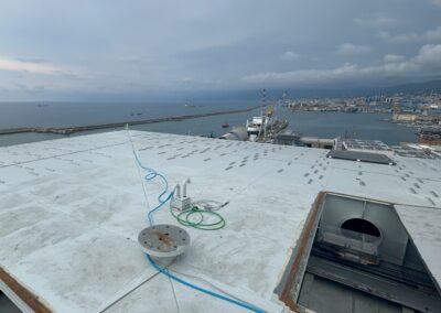 Copertura della Torre Piloti di Genova con sensori e vano del sistema AMD, porto sullo sfondo