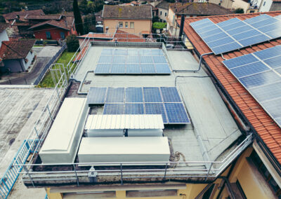 Vista aerea del tetto della scuola con pannelli fotovoltaici e dispositivi Active Mass Damper ISAAC