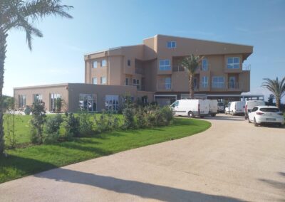 Facciata dell'hotel di Modica vista dal viale d'ingresso, sede dell'intervento di protezione sismica ISAAC