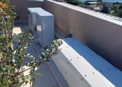 Dispositivi Active Mass Damper ISAAC e quadri di controllo sulla copertura dell'hotel a Modica