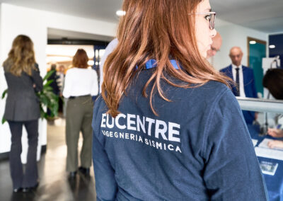 Staff Eucentre accoglie gli ospiti all'ingresso del forum Prevenzione in Azione a Pavia