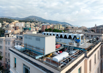 Ripresa da drone del tetto del Padiglione Specialità con i dispositivi ISAAC installati e le colline di Genova