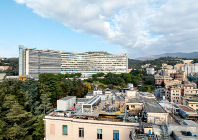 Vista aerea della copertura del Padiglione Specialità dell'Ospedale San Martino, con il Monoblocco sullo sfondo