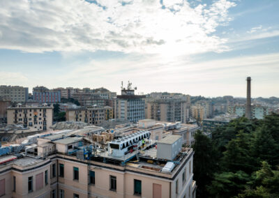 Vista aerea del Padiglione Specialità con i dispositivi ISAAC in copertura e lo skyline di Genova