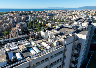 Vista aerea del tetto dell'ospedale con i dispositivi Active Mass Damper ISAAC completati, affacciato su Genova
