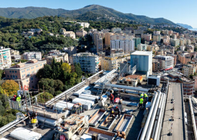 Vista aerea dell'installazione ISAAC sul tetto dell'Ospedale San Martino con le colline di Genova