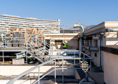 Area di cantiere in copertura con scale e strutture metalliche sul Padiglione Specialità del San Martino