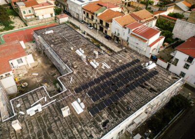 Vista aerea della scuola A. Calcara di Marcianise con i pannelli solari, nel tessuto urbano