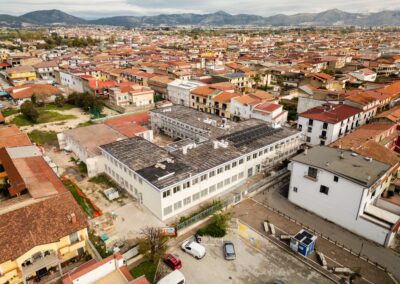 Vista aerea della scuola di Marcianise (Caserta) protetta con i dispositivi antisismici ISAAC