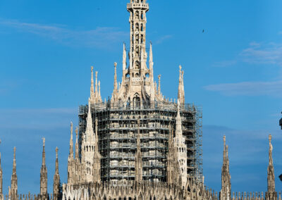 La guglia del Duomo di Milano vista dalla copertura dell'edificio per uffici protetto da ISAAC