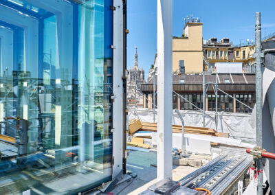 Area di installazione in copertura tra sopralzo vetrato e ponteggi, con la guglia del Duomo in lontananza