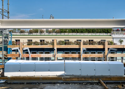 Active Mass Damper ISAAC completato, con coperture grigie, lungo il bordo del tetto dell'edificio a Milano