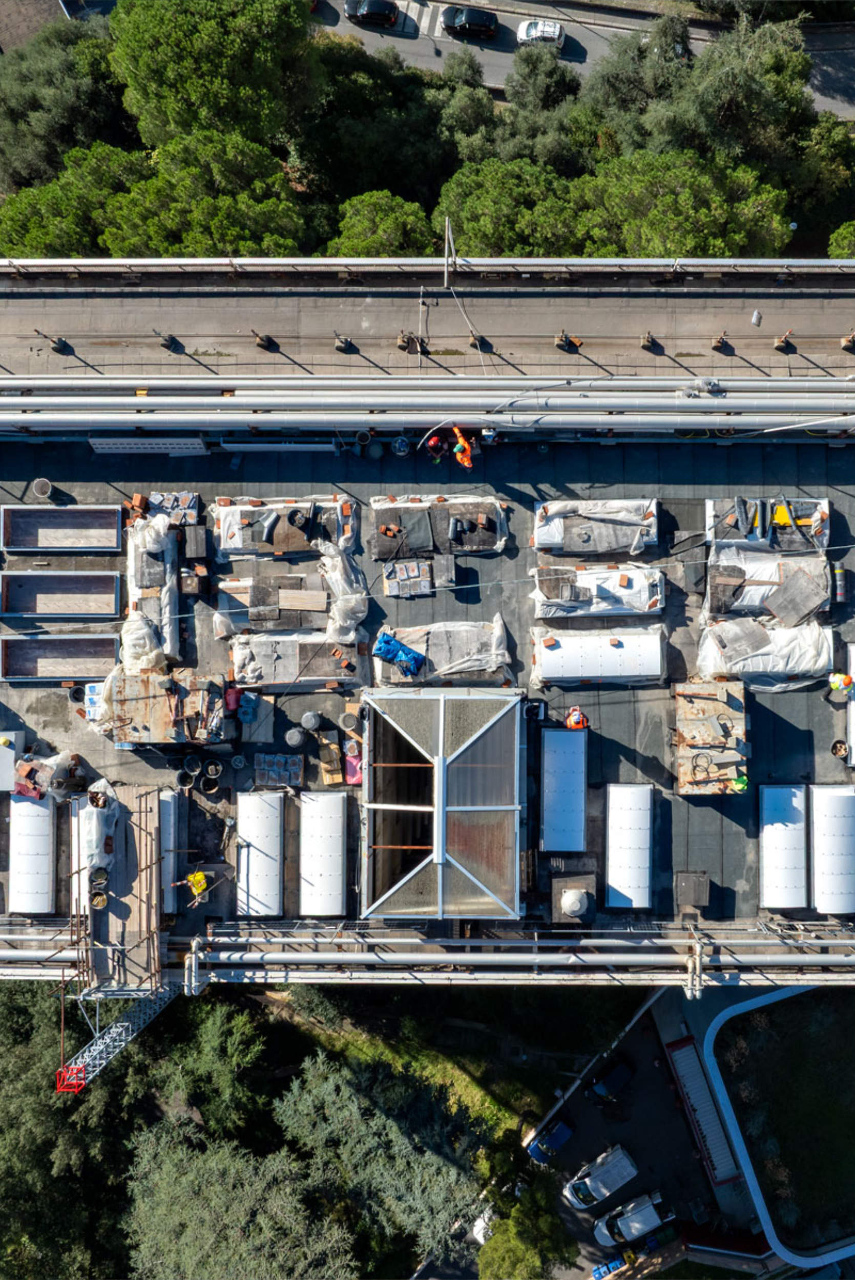 Vista dall'alto della copertura dell'edificio integrata con la tecnologia antisismica ISAAC