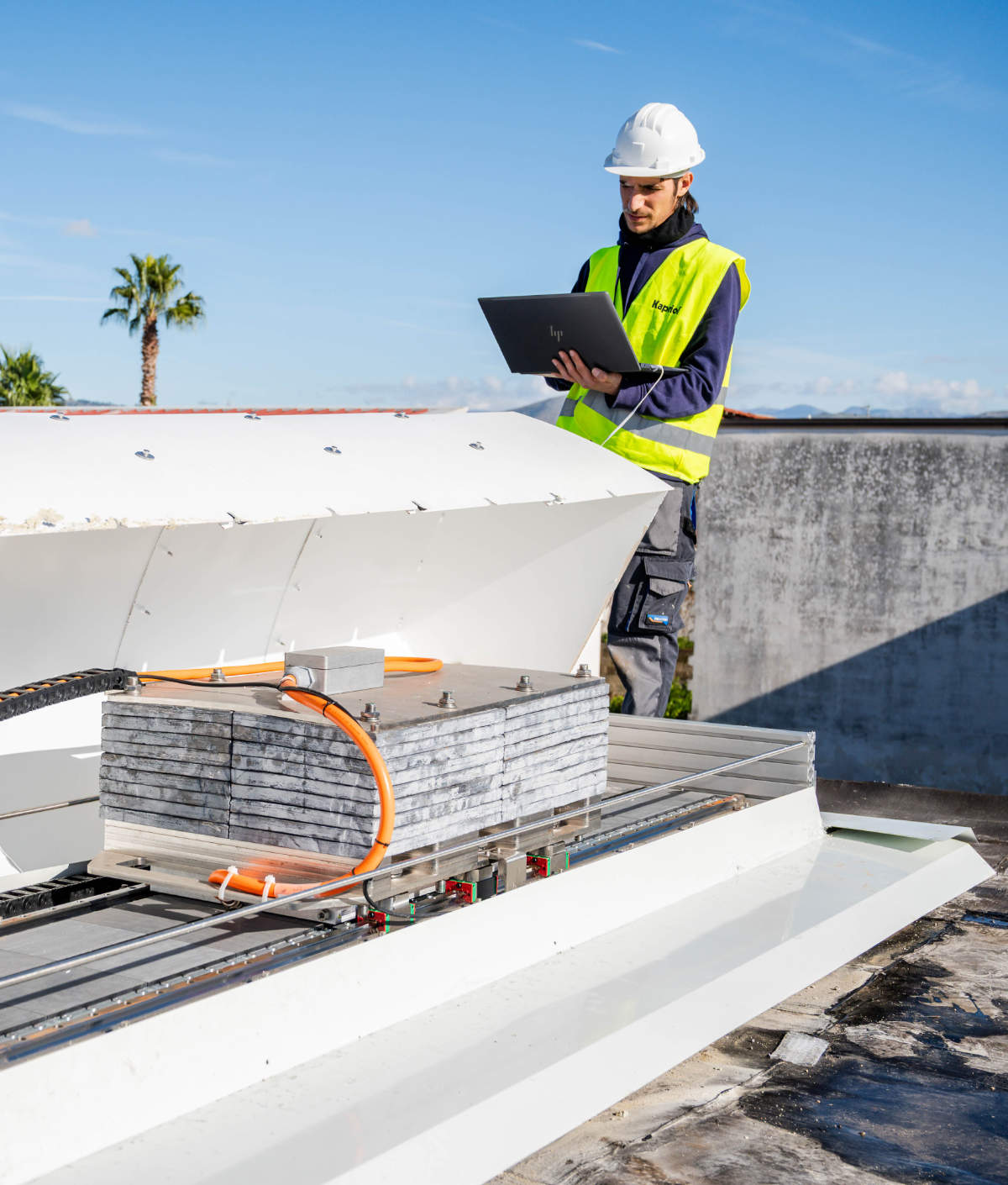 Tecnico che configura il dispositivo di monitoraggio e controllo sismico ISAAC sul tetto degli edifici
