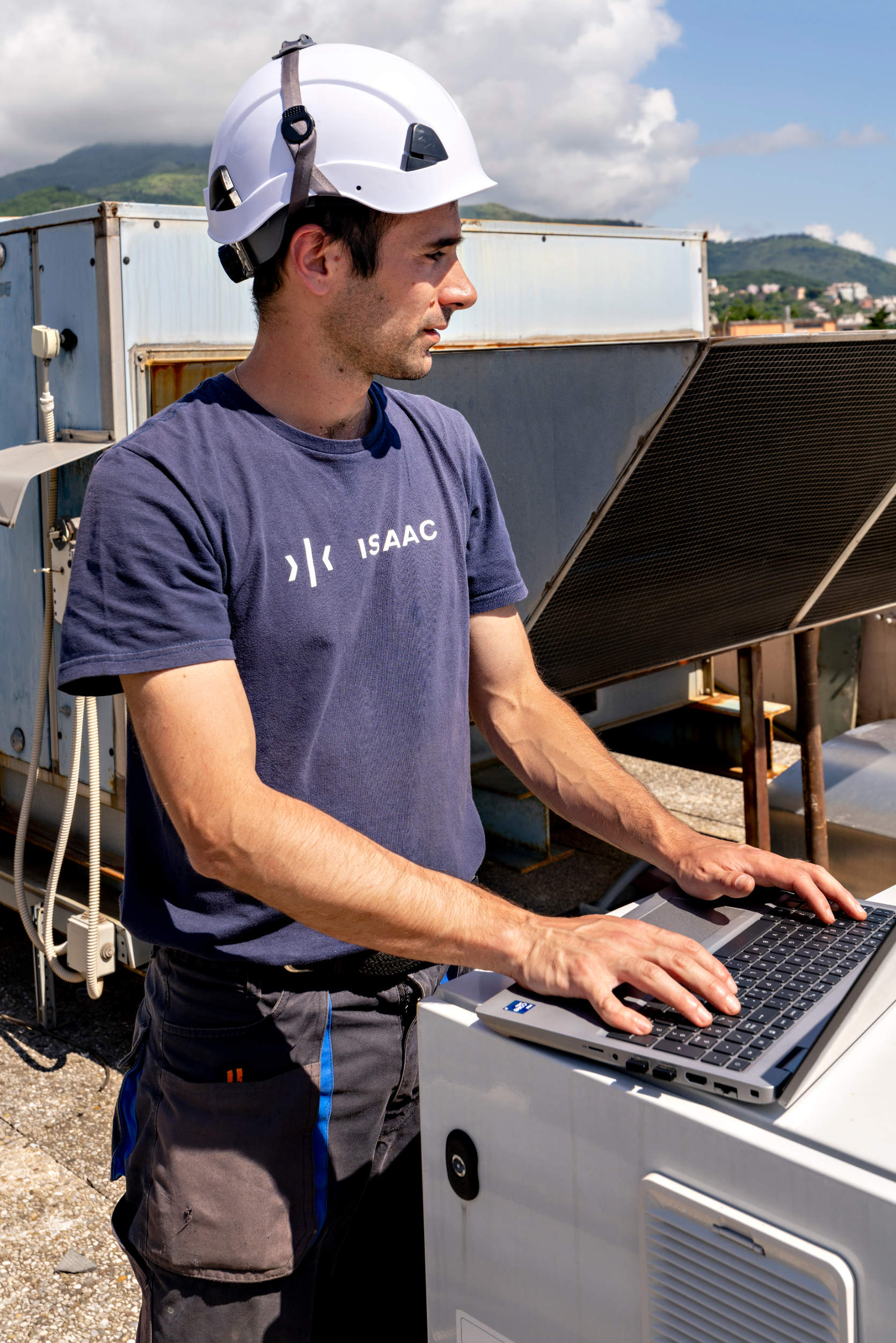 Specialista ISAAC analizza i dati di monitoraggio dinamico del fabbricato tramite laptop