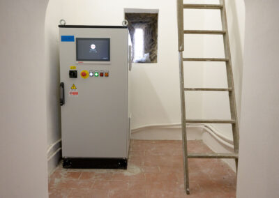 Quadro di controllo del sistema antisismico ISAAC all'interno del campanile di San Michele Arcangelo a Grottaminarda
